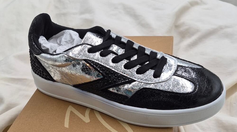 New Zodiac Women's Sansa Lace-Up Low top Sneaker silver and black size 5 M